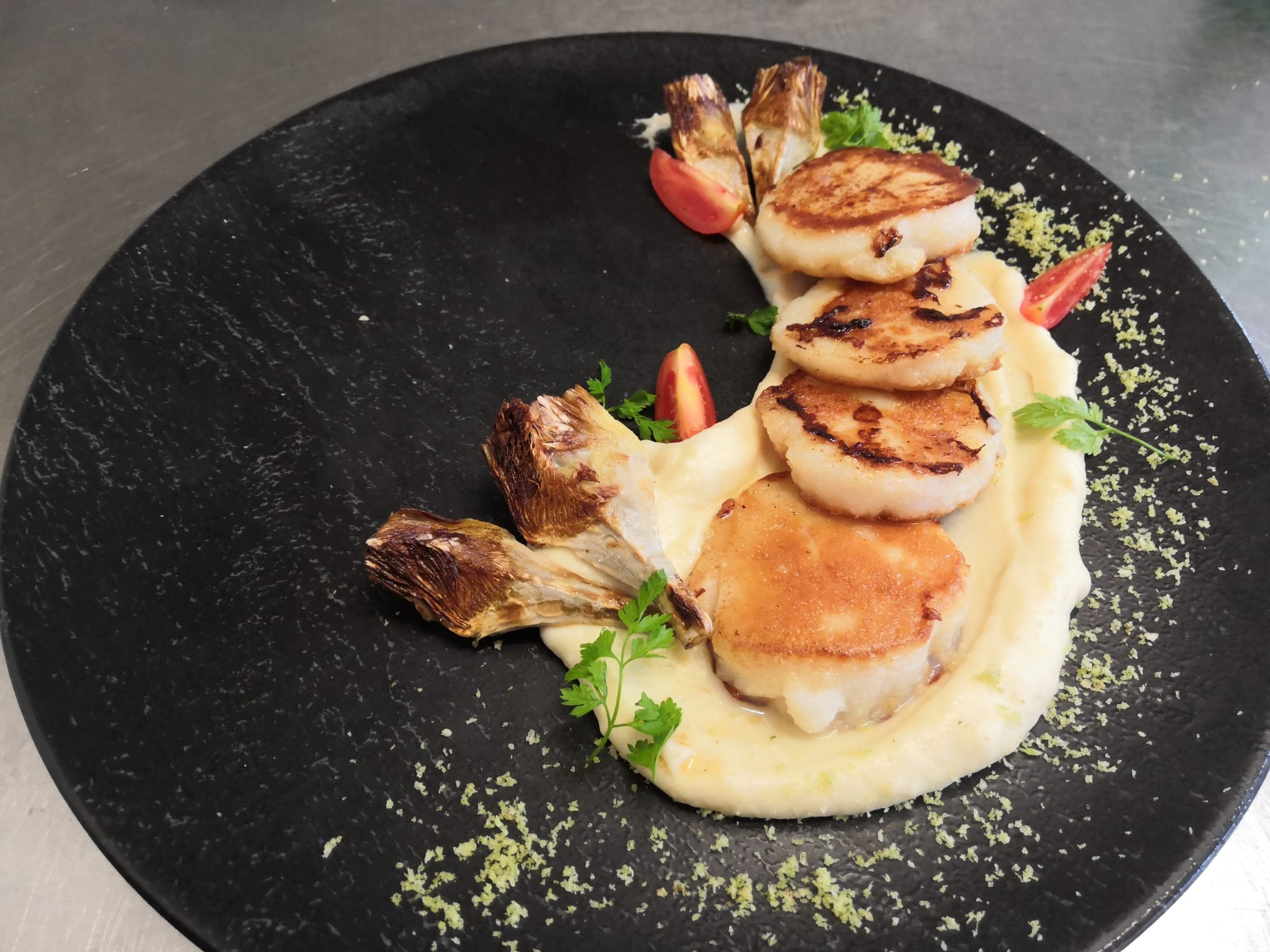 Gegrillte Jakobsmuscheln auf Artischockencreme