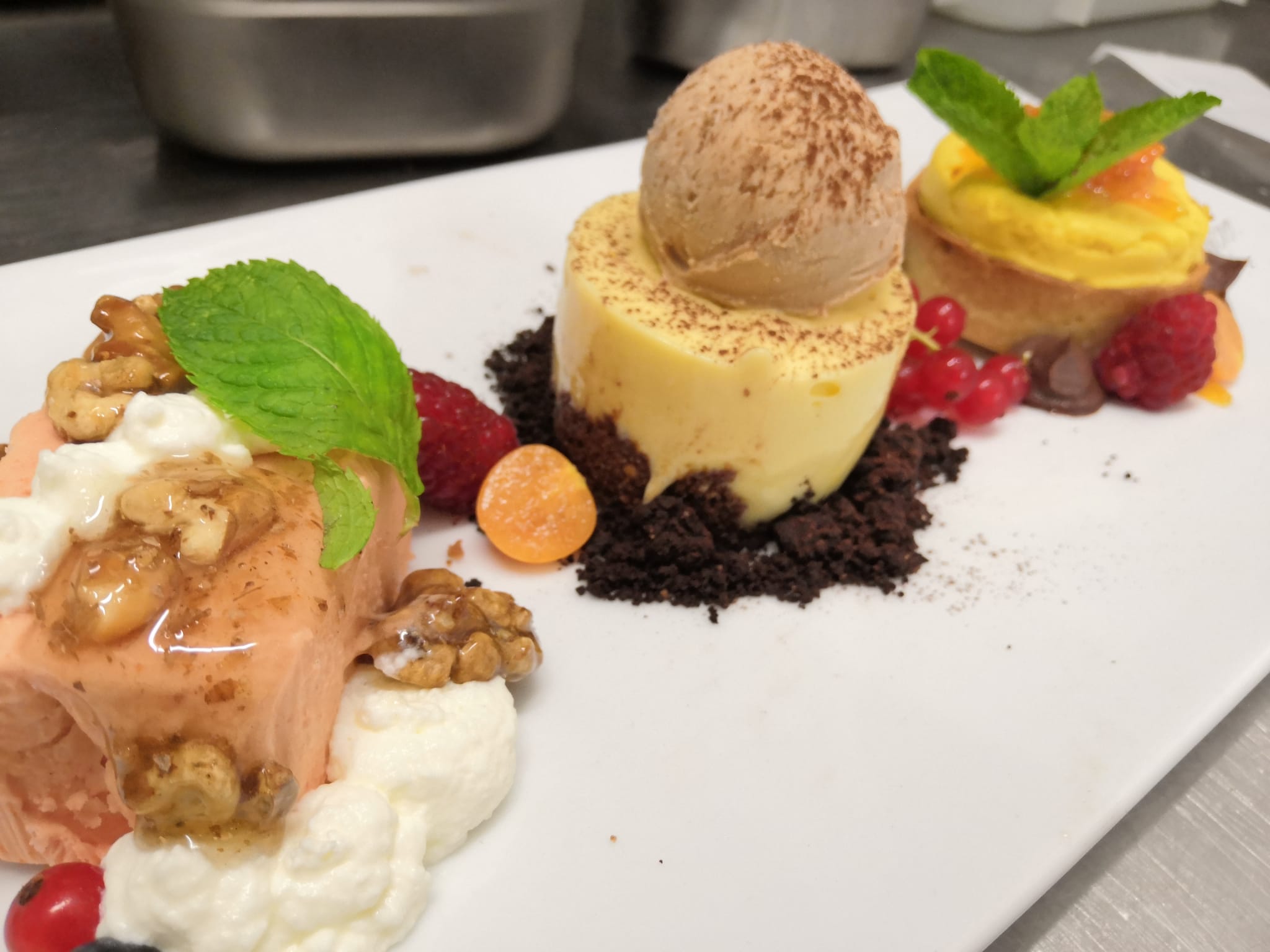 Treierlei Nachspeisen: Pfirsich Semifreddo mit gerösteten Nüssen, Vanillemousse mit Haselnusseis und Schoko Crumble, Tarte mit Orangencreme, gefüllt mit Schokolade