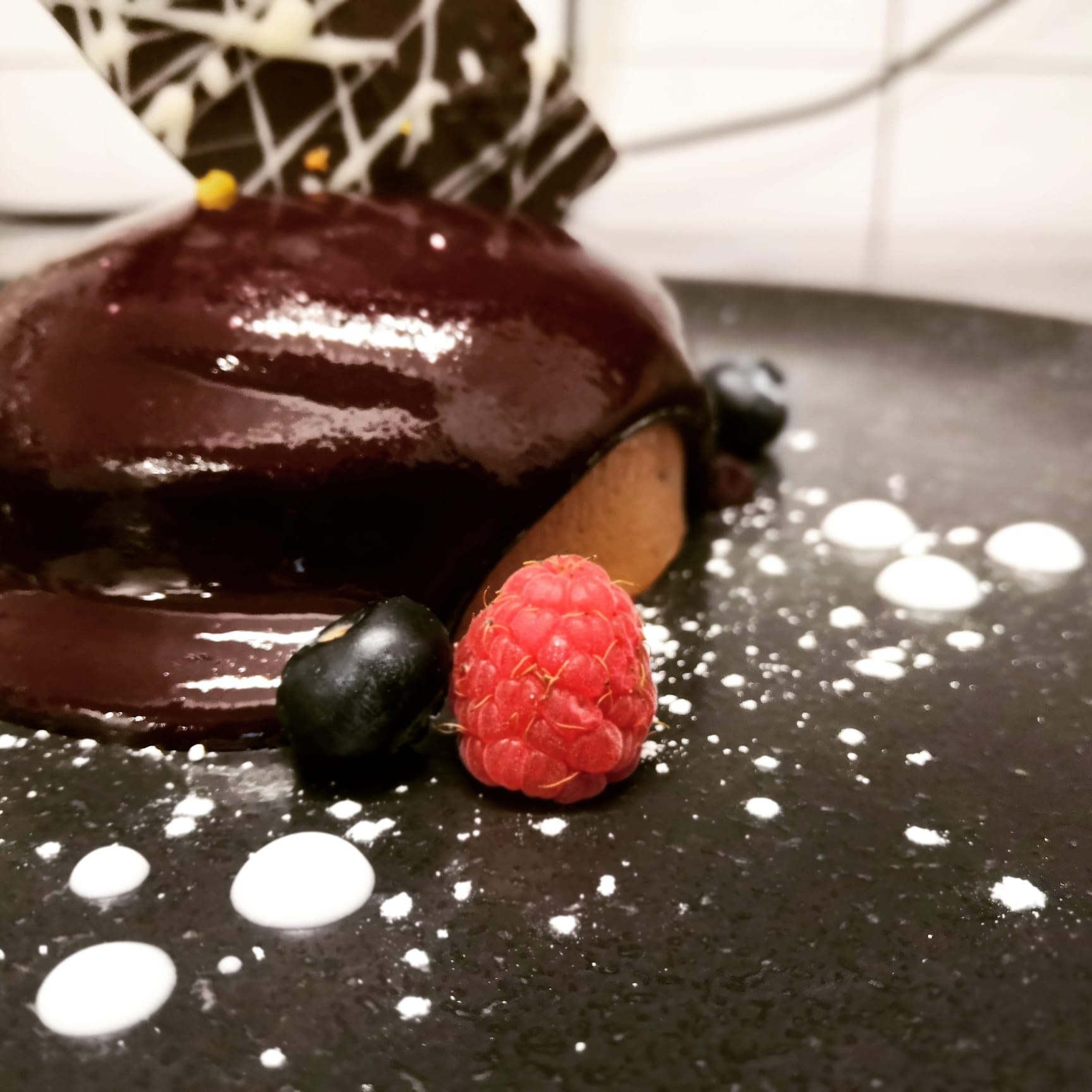 Haselnuss- und Schokoladenmousse, überzogen mit geschmolzener Zartbitterschokolade