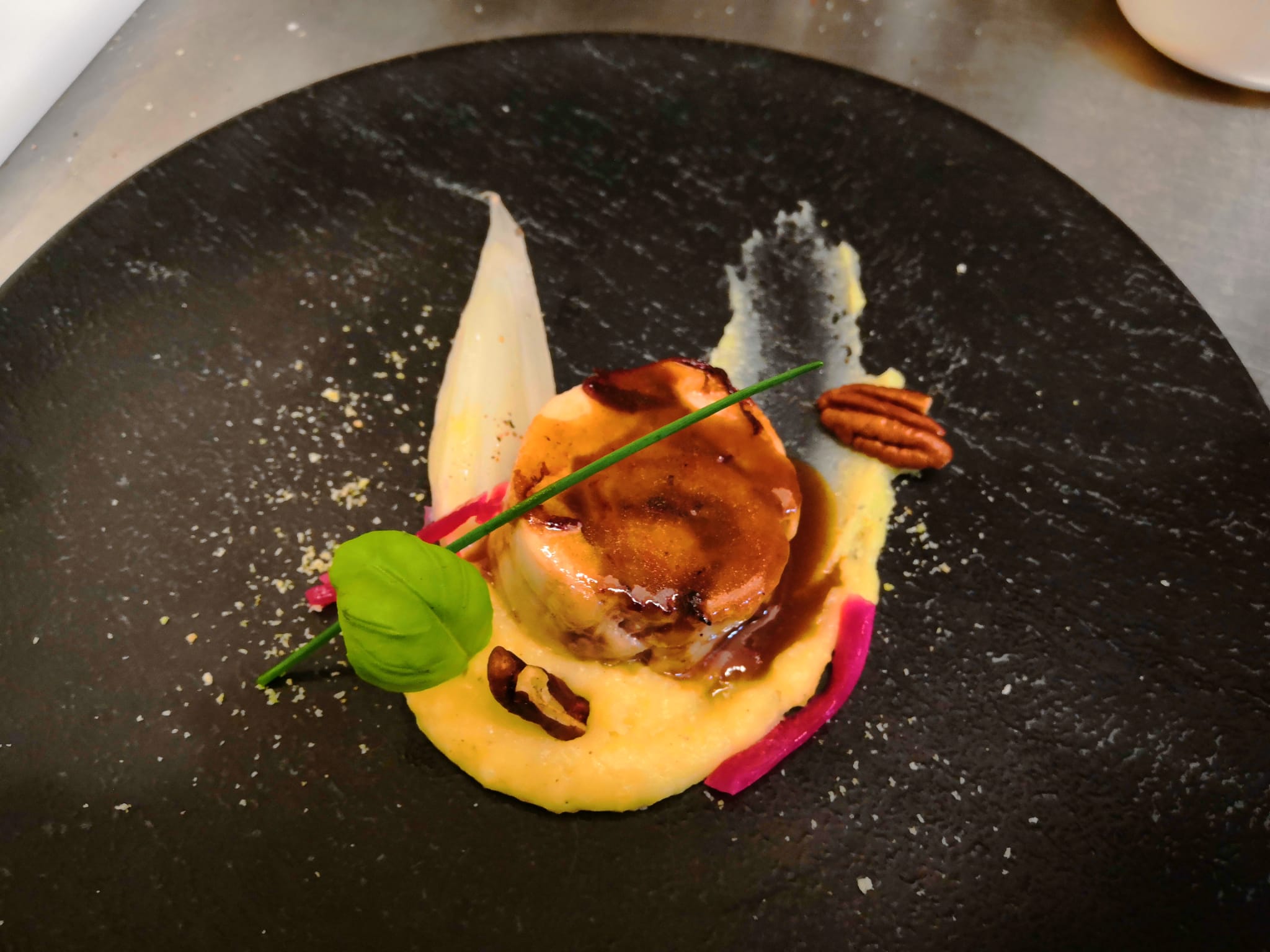 Kaninchen mit Polenta und Walnüssen