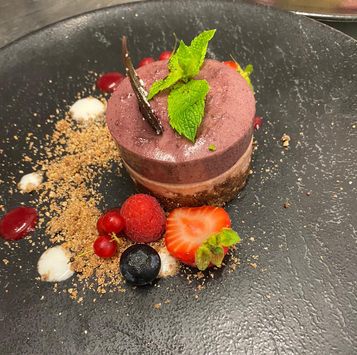 Mascarpone Tortino mit Cantucci und roten Früchten