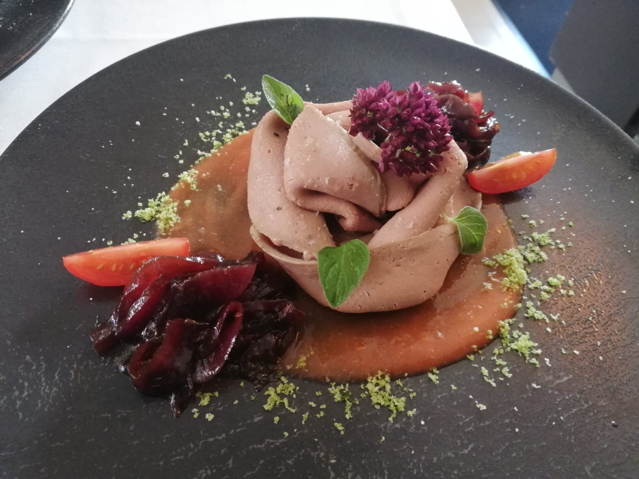 Leber mit Fruchtsauce und karamellisierten Zwiebeln